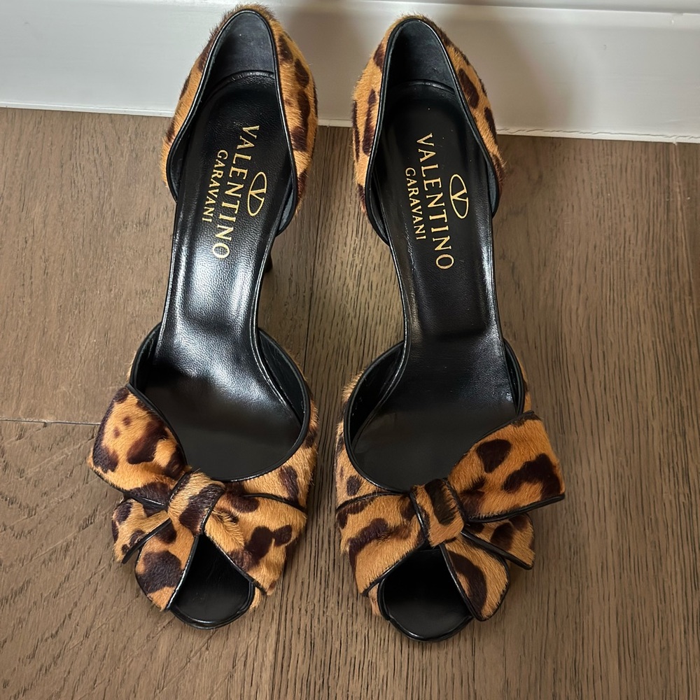 Like New VALENTINO pony hair leopard peep toe heels